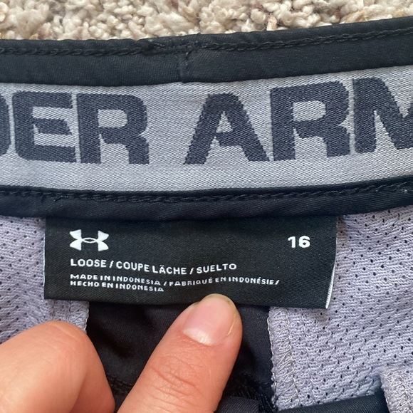 Under Armour Golf Shorts in Black size boys/teens 16 - Picture 2 of 3